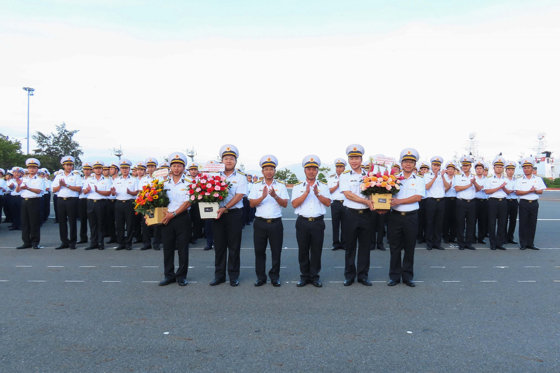 Đảng uỷ, chỉ huy Lữ đoàn 162 tặng hoa chúc mừng biên đội tàu