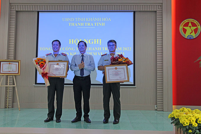 Ông Nguyễn Tấn Tuân tặng danh hiệu Tập thể lao động xuất sắc cho 2 tập thể.