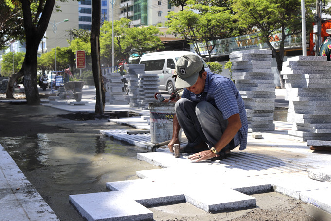 Công nhân đang thay thế gạch trên vỉa hè đường Trần Phú.