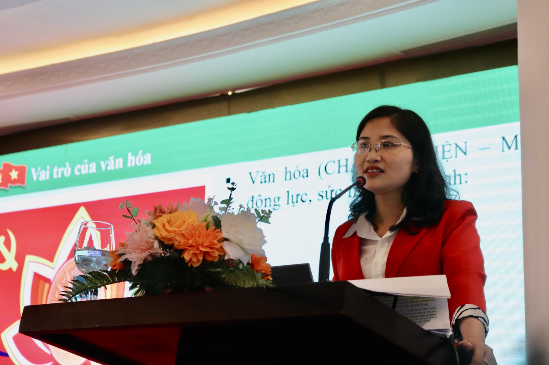 Bà Lưu Hồng Vân - Phó Trưởng Ban Tuyên giáo Tỉnh ủy trình bày Chuyên đề.