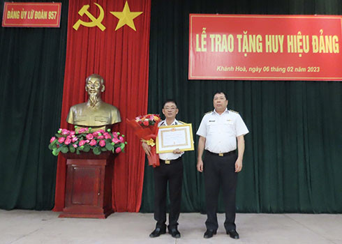 Chỉ huy Lứ đoàn 957 trao huy hiệu 30 năm tuổi Đảng cho đảng viên Trần Xuân Chinh