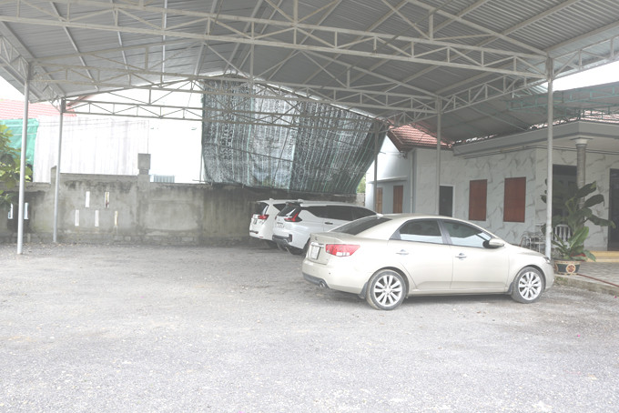 Một bãi giữ xe ô tô  tư nhân tại  xã Diên Toàn. 
