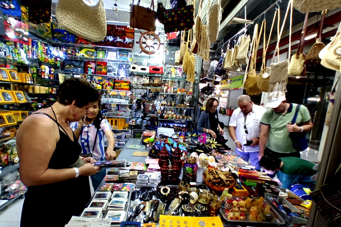 Khách nước ngoài mua hàng ở chợ Đầm, Nha Trang.