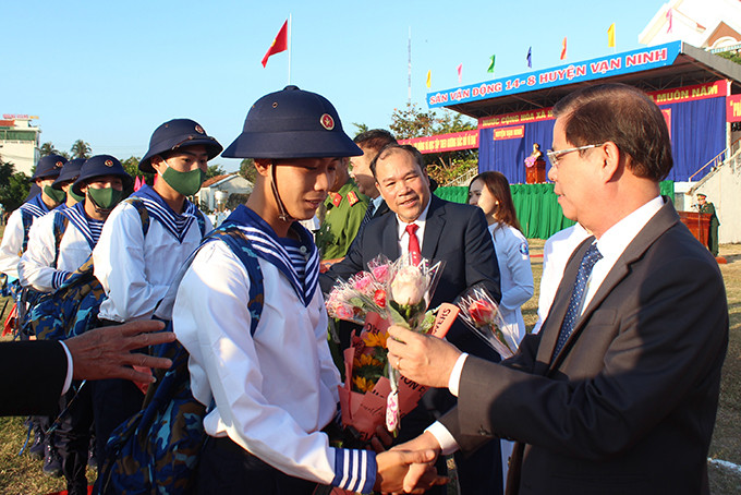 Ông Nguyễn Tấn Tuân động viên các thanh niên huyện Vạn Ninh lên đường nhập ngũ.