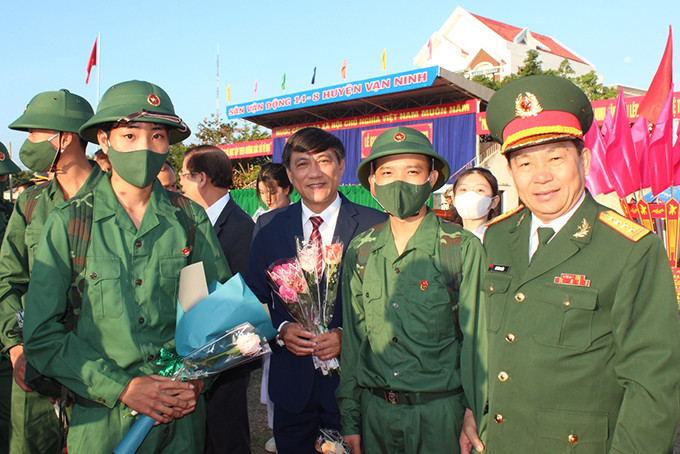 Lãnh đạo Bộ Chỉ huy Quân sự tỉnh và lãnh đạo huyện Vạn Ninh động viên thanh niên lên đường nhập ngũ.