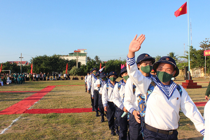 Các thanh niên huyện Vạn Ninh hăng hái lên đường nhập ngũ.