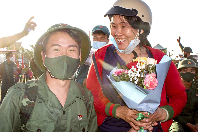 Giây phút các tân binh huyện Vạn Ninh chia tay người thân lên đường nhập ngũ.