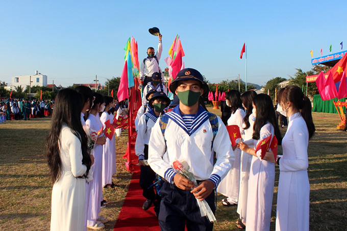 Thanh niên huyện Vạn Ninh bước qua cầu vinh quang.