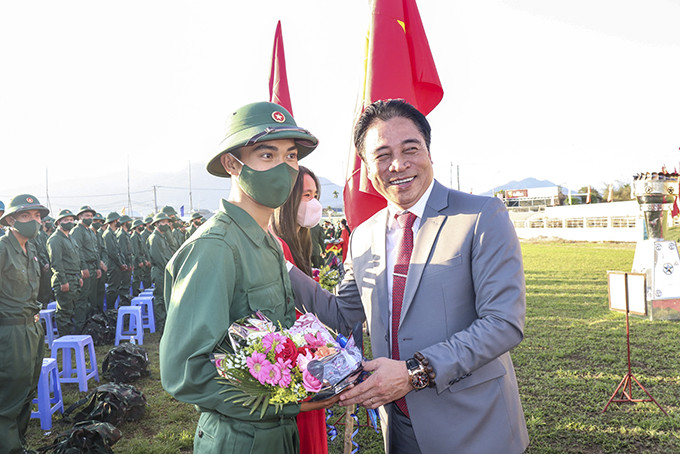 Ông Nguyễn Khắc Toàn tặng hoa chúc mừng tân binh
