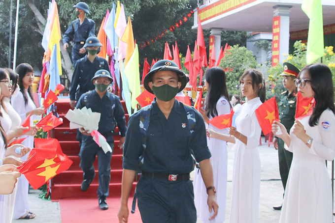 Thanh niên huyện Cam Lâm bước qua cầu Vinh quang.
