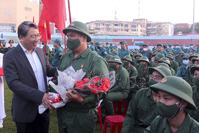 Bí thư Tỉnh ủy Nguyễn Hải Ninh tặng hoa và quà, động viên thanh niên trước lúc lên đường nhập ngũ.