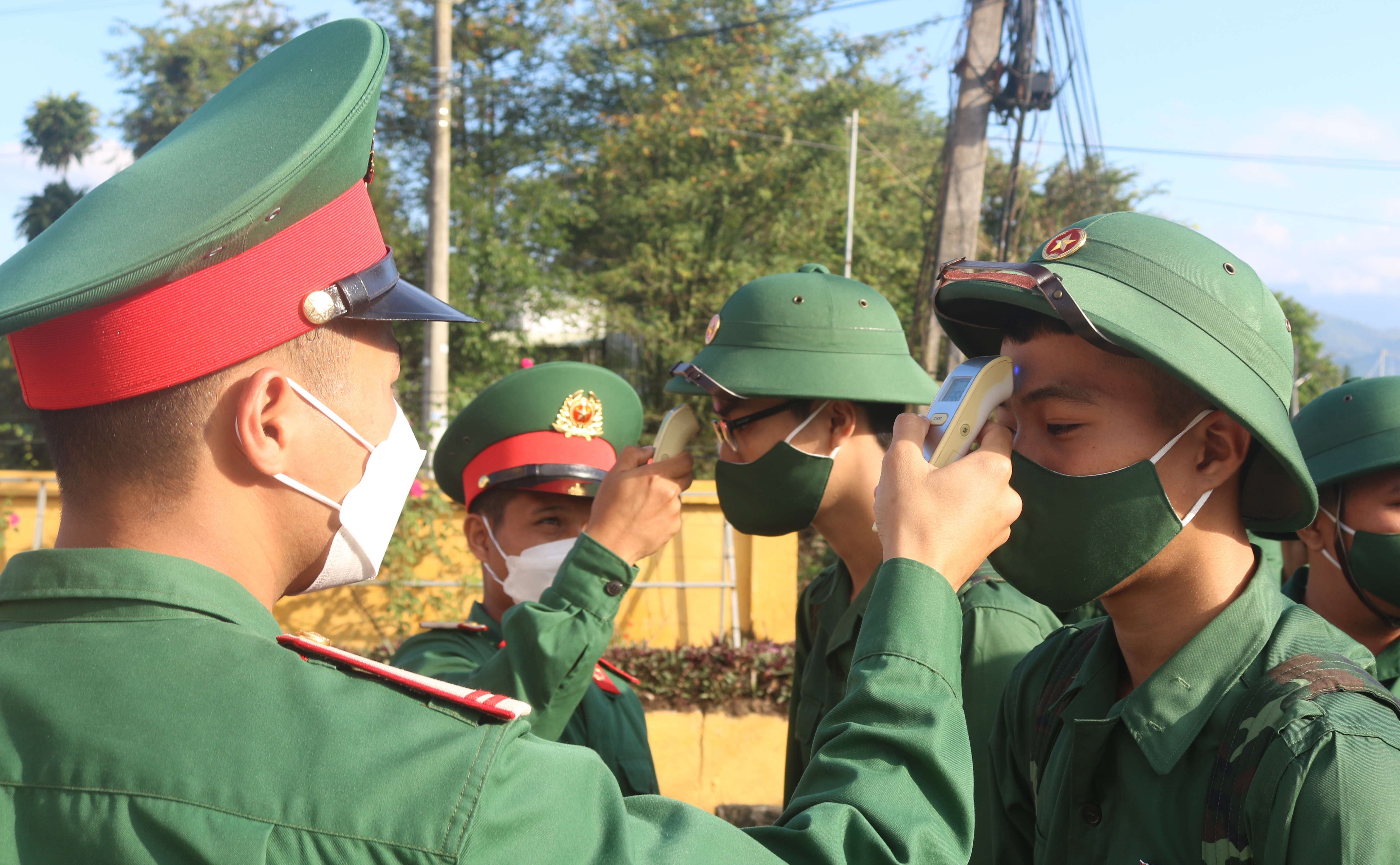 Thực hiện các quy trình đo thân nhiệt, sát khuẩn tay