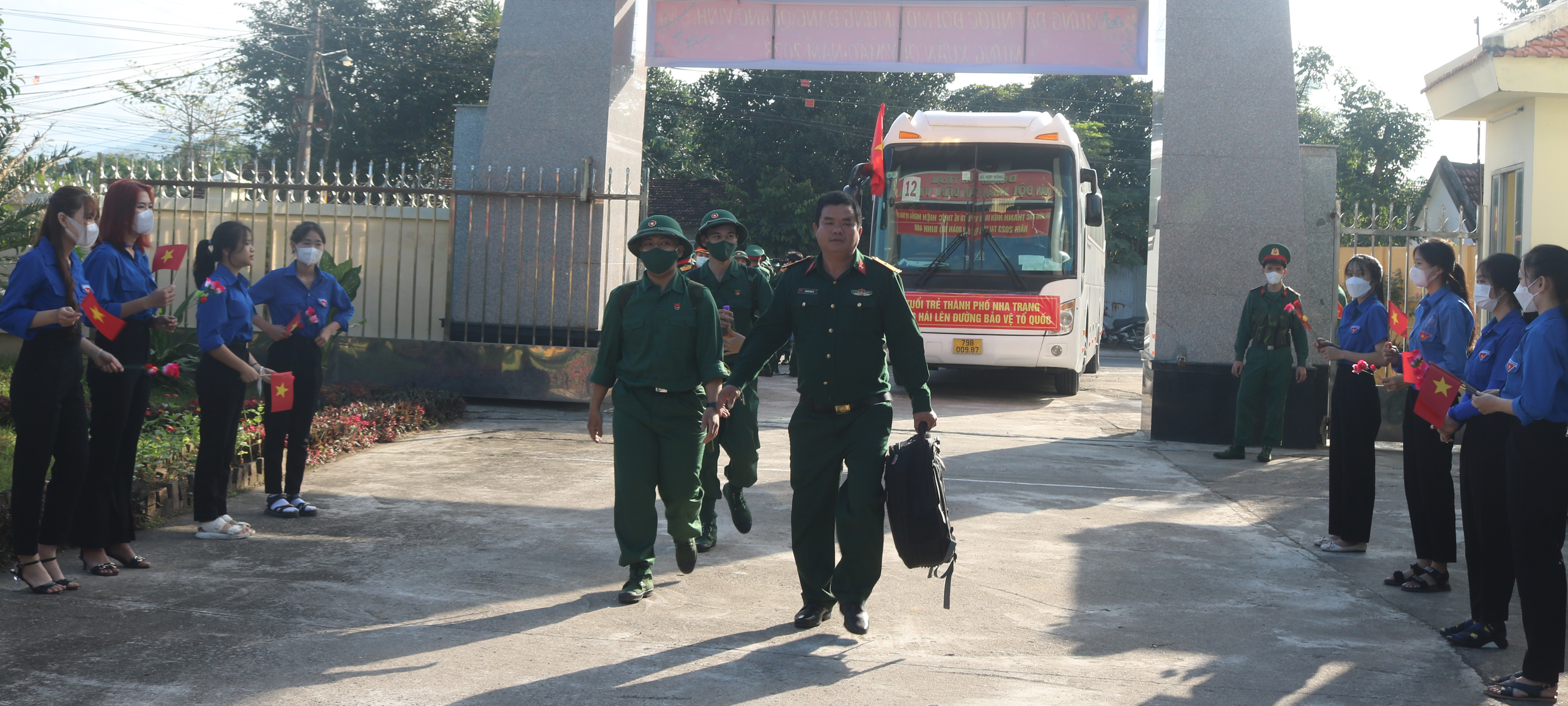 Các đoàn viên chào đón tân binh vào đơn vị.
