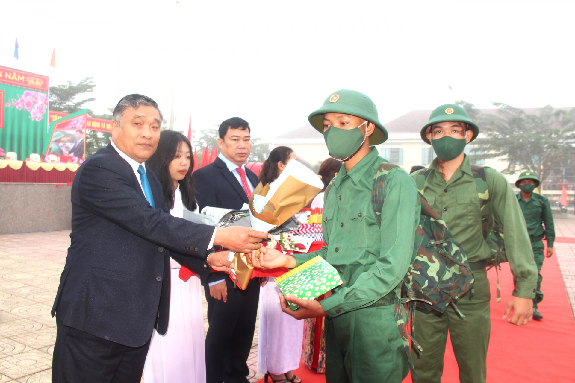 Ông Mấu Thái Cư – Bí thư Huyện ủy, Chủ tịch HĐND huyện Khánh Sơn tặng quà cho tân binh.