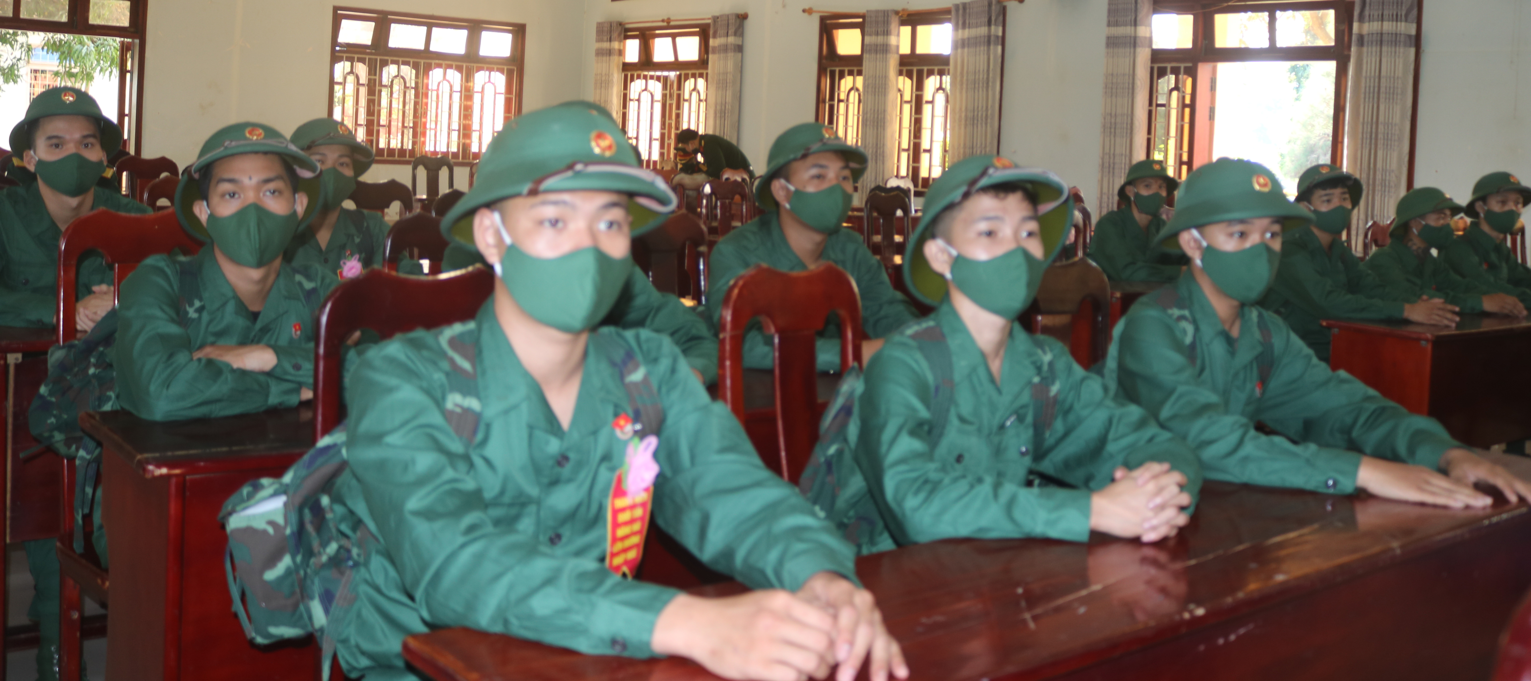 Tân binh nghe giới thiệu truyền thống đơn vị tại hội trường