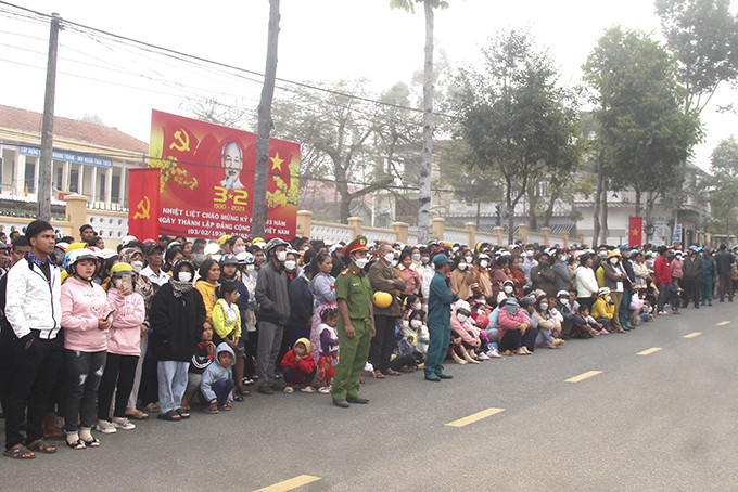 Rất đông người dân huyện Khánh Sơn đến động viên các thanh niên ưu tú huyện Khánh Sơn tham gia nghĩa vụ quân đội, nghĩa vụ công an.