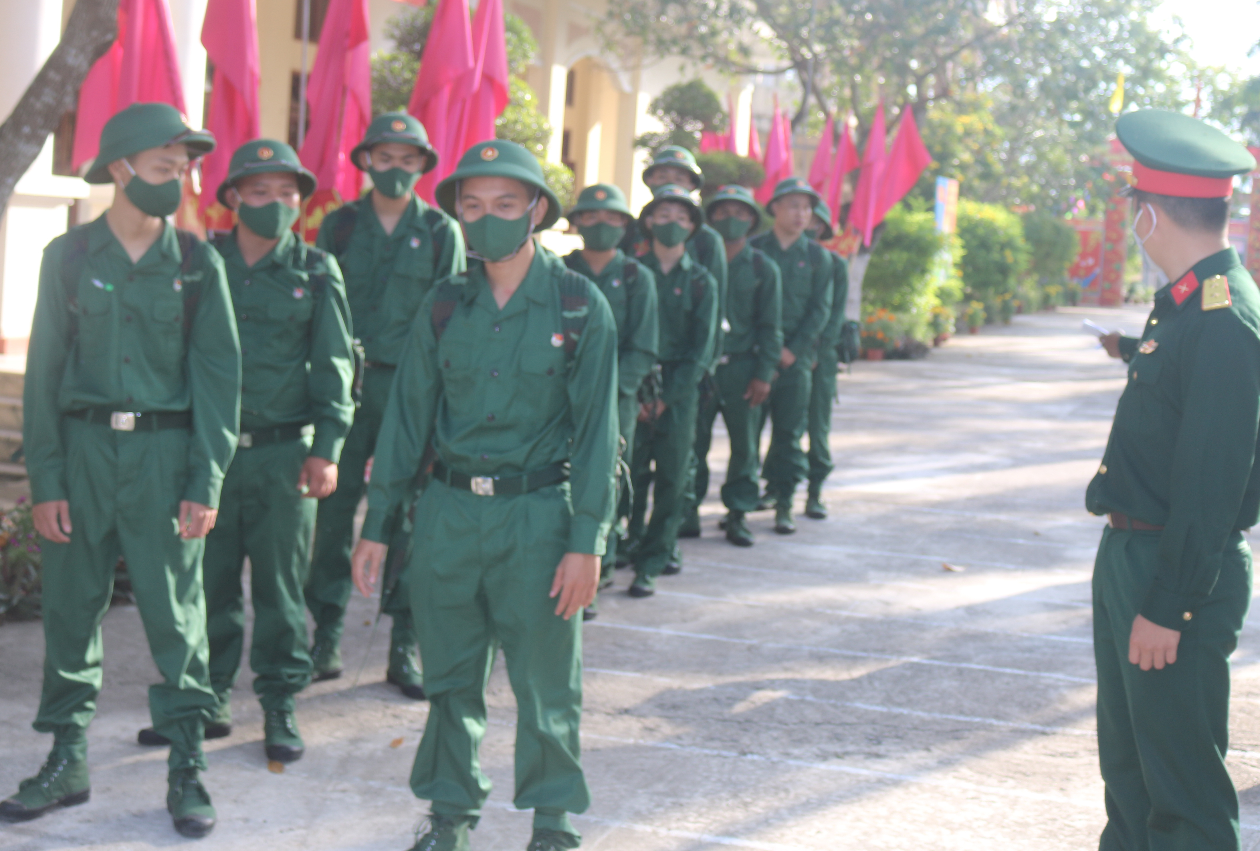 Đưa tân binh về nơi ăn nghỉ theo biên chế