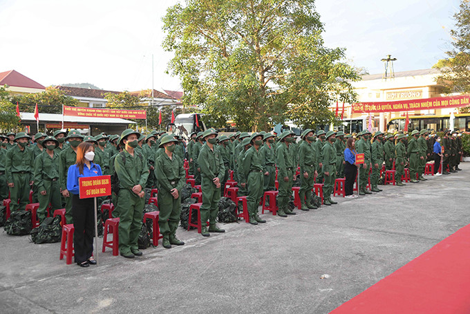 Quang cảnh lễ giao quân ở huyện Khánh Vĩnh.