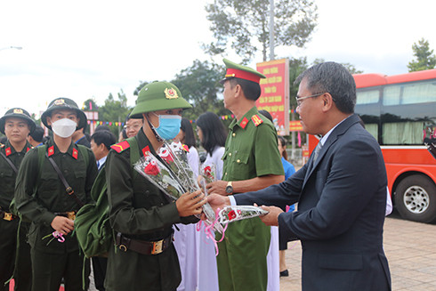 Ông Lê Ngọc Thạch, Phó Bí thư Thành ủy, Chủ tịch UBND TP. Cam Ranh động viên các tân binh.