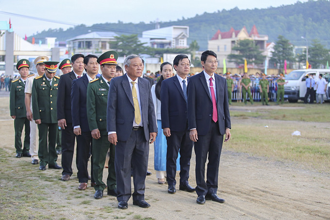 Ông Đinh Văn Thiệu cùng lãnh đạo Thị ủy, HĐND, UBND thị xã Ninh Hòa, các ban, ngành đoàn thể tỉnh đến dự.