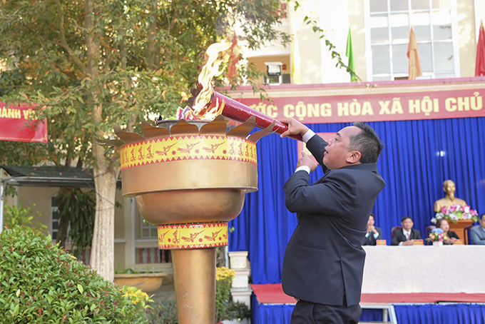 Ông Mấu Văn Phi - Bí thư Huyện ủy Khánh Vĩnh thực hiện nghi lễ thắp lửa truyền thống