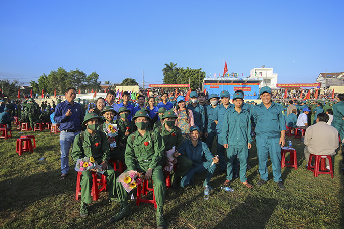 Thanh niên xã Ninh Ích chụp ảnh lưu niệm trước giờ lên đường vào đơn vị mới.