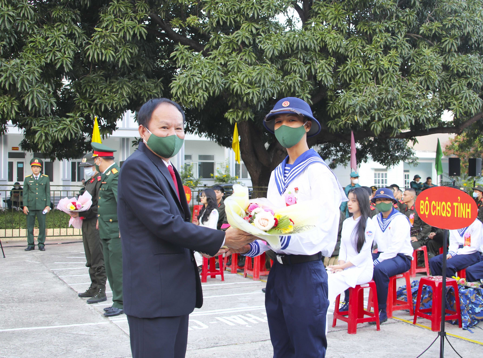 Ông Nguyễn Văn Bảo tặng hoa chúc mừng thanh niên.