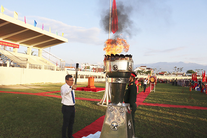 Ông Nguyễn Văn Đồng - Bí thư Huyện ủy Diên Khánh đốt đuốc truyền thống tại lễ giao nhận quân.