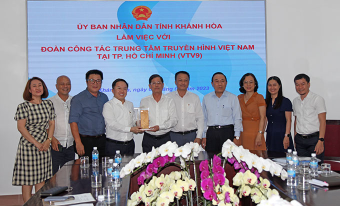Đoàn công tác của VTV9 tặng quà lưu niệm cho tỉnh Khánh Hòa.