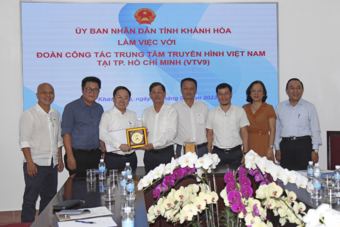 Ông Nguyễn Tấn Tuân tặng quà lưu niệm cho đoàn công tác của VTV9.