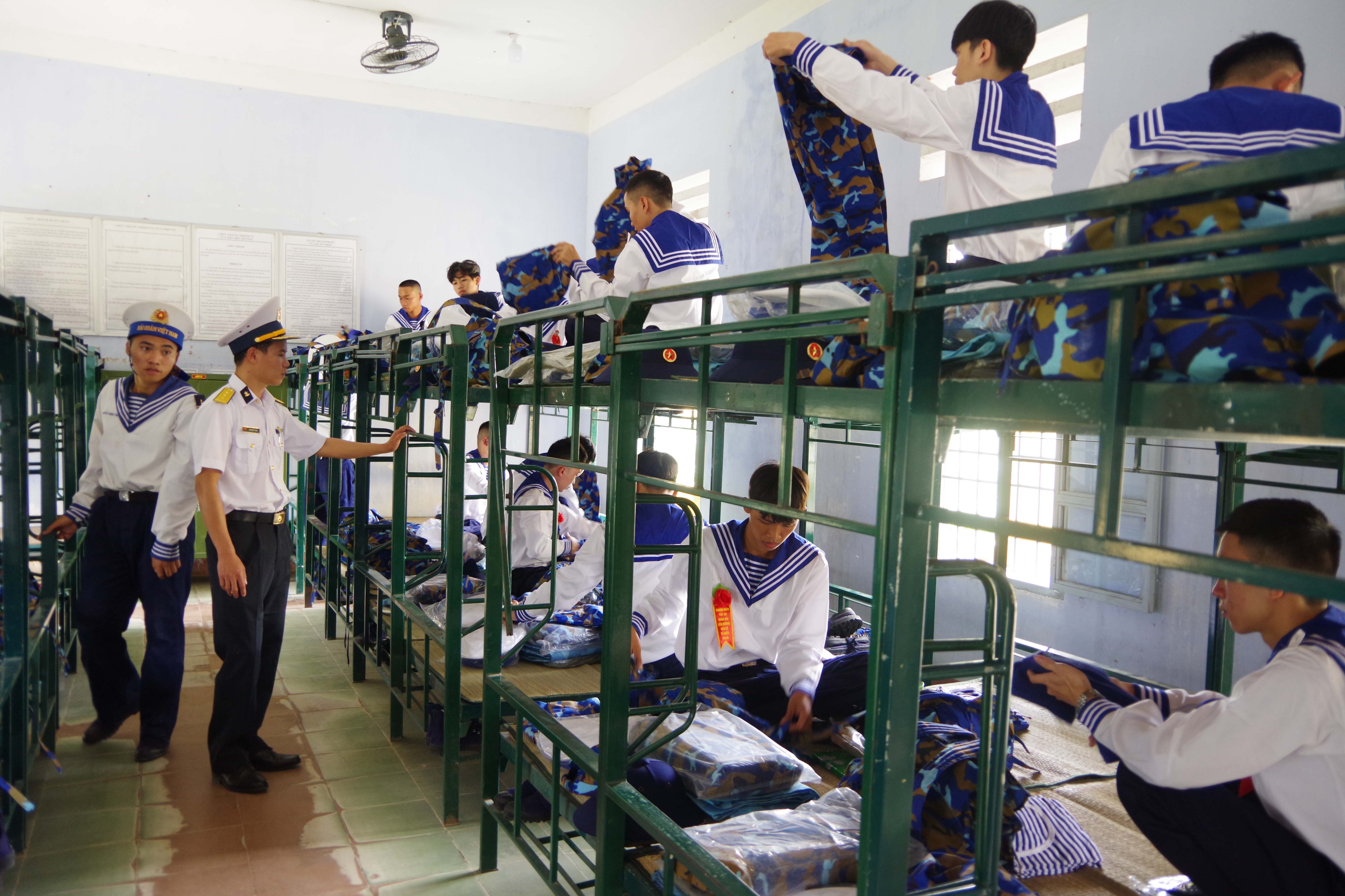 Hướng dẫn bộ đội sắp đặt nội vụ