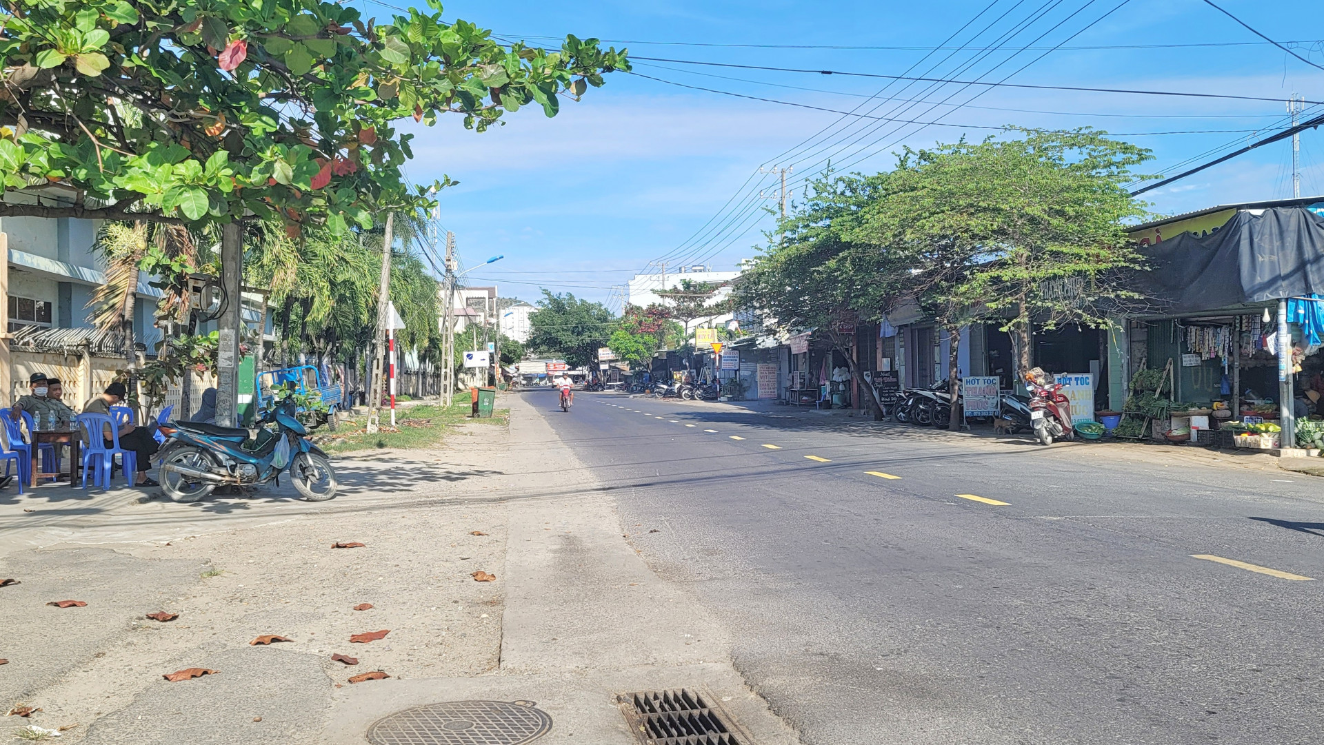 Đường Nguyễn Xiển đã thông thoáng, không còn tình trạng chiếm dụng lòng đường, vỉa hè để buôn bán.