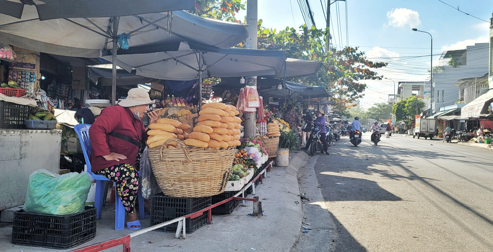 Khu vực chợ Vĩnh Hải vẫn còn tình trạng chiếm dụng vỉa hè để buôn bán.