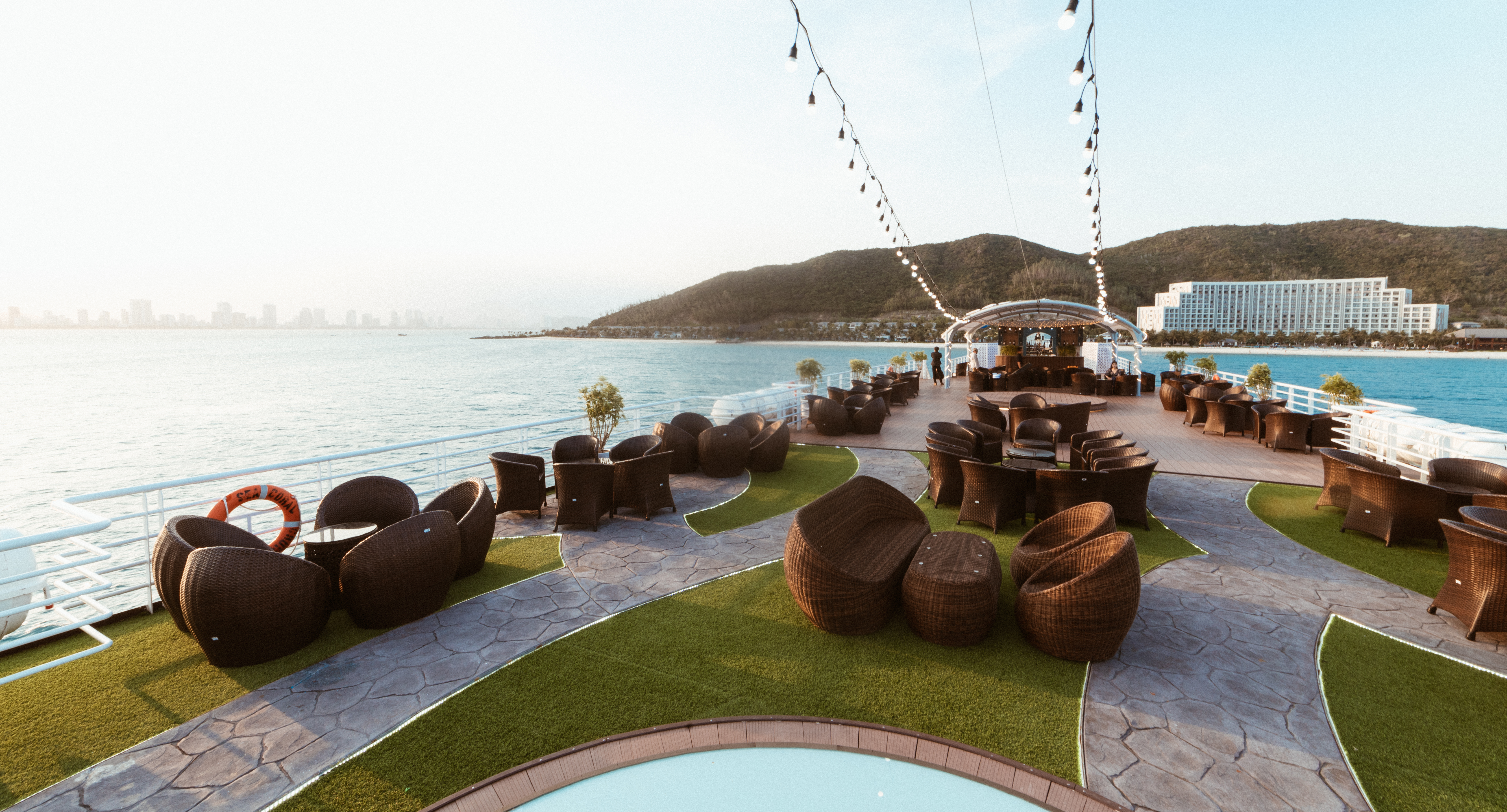 Không gian trên boong du thuyền Sealife