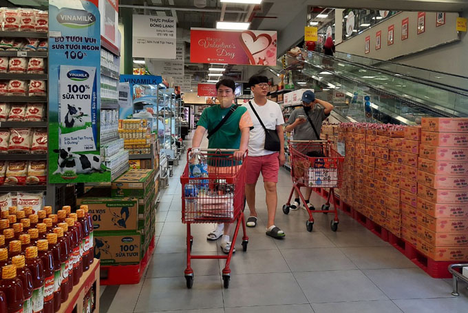 Khách mua sắm tại Lotte Mart Nha Trang.