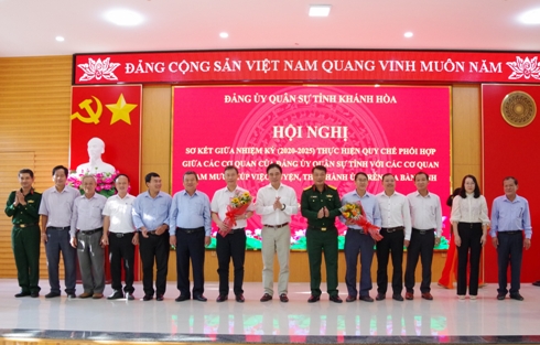 Ông Nguyễn Khắc Toàn tặng hoa chúc mừng các đại biểu tại hội nghị.