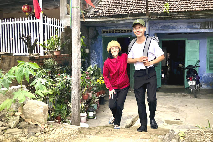 Em Quỳnh Như chia tay bà ngoại sau kỳ nghỉ Tết để trở lại trường.