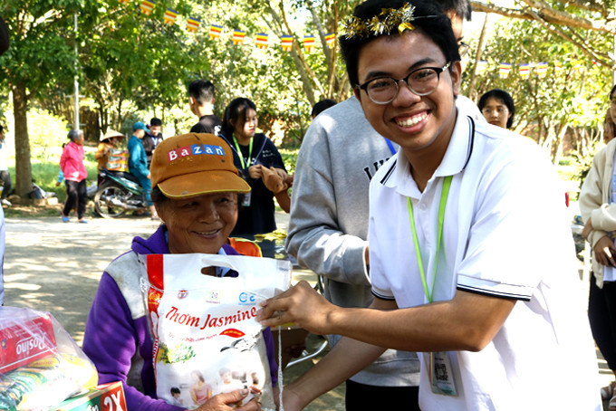 Em Khánh Hòa trao quà  cho người dân  có hoàn cảnh  khó khăn  tại xã Khánh Trung,  huyện Khánh Vĩnh.
