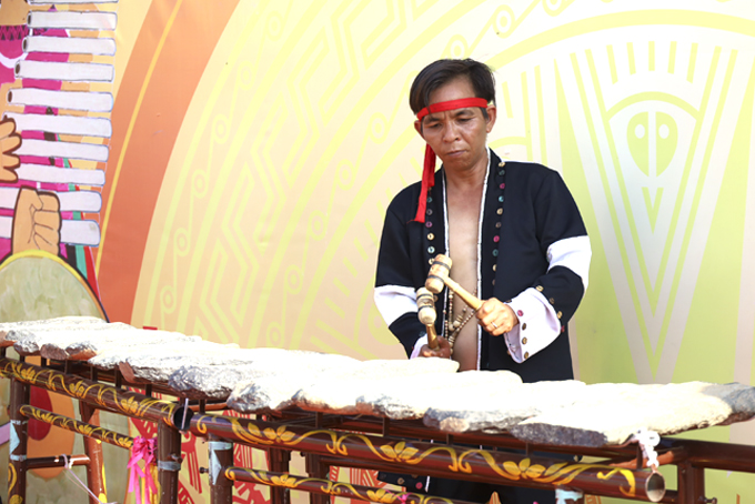 Biểu diễn nhạc cụ đàn đá ở huyện Khánh Sơn. 