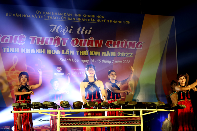 Biểu diễn đàn đá tại Hội thi nghệ thuật quần chúng tỉnh năm 2022.