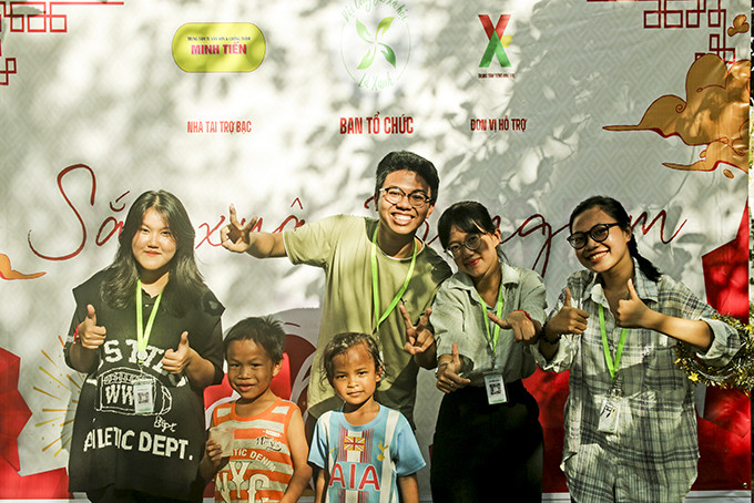 Em Khánh Hòa (nam đứng giữa) và Đội Công tác xã hội Lá Xanh tổ chức chương trình “Sắc xuân trong em năm 2023” tại xã Khánh Trung, huyện Khánh Vĩnh.