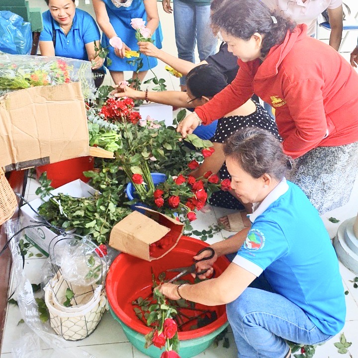 Các chị phụ nữ tham gia bài học cắm hoa ngày đầu tiên. 