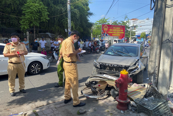 Lực lượng chức năng có mặt để điều tra nguyên nhân vụ tai nạn.