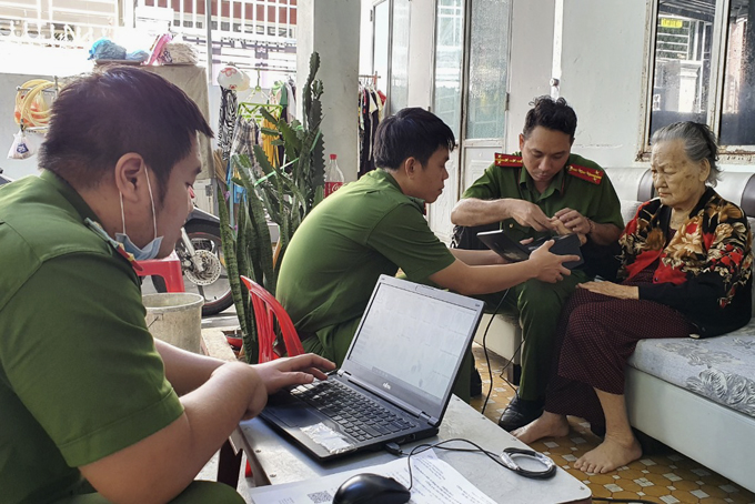 Tổ công tác tiến hành lấy vân tay...