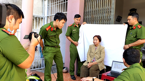 <p>...chụp hình chân dung cho người già.</p>