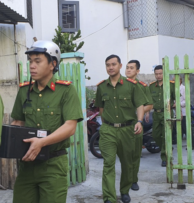 Cán bộ, chiến sĩ công an đến nhà người dân làm hồ sơ căn cước công dân.