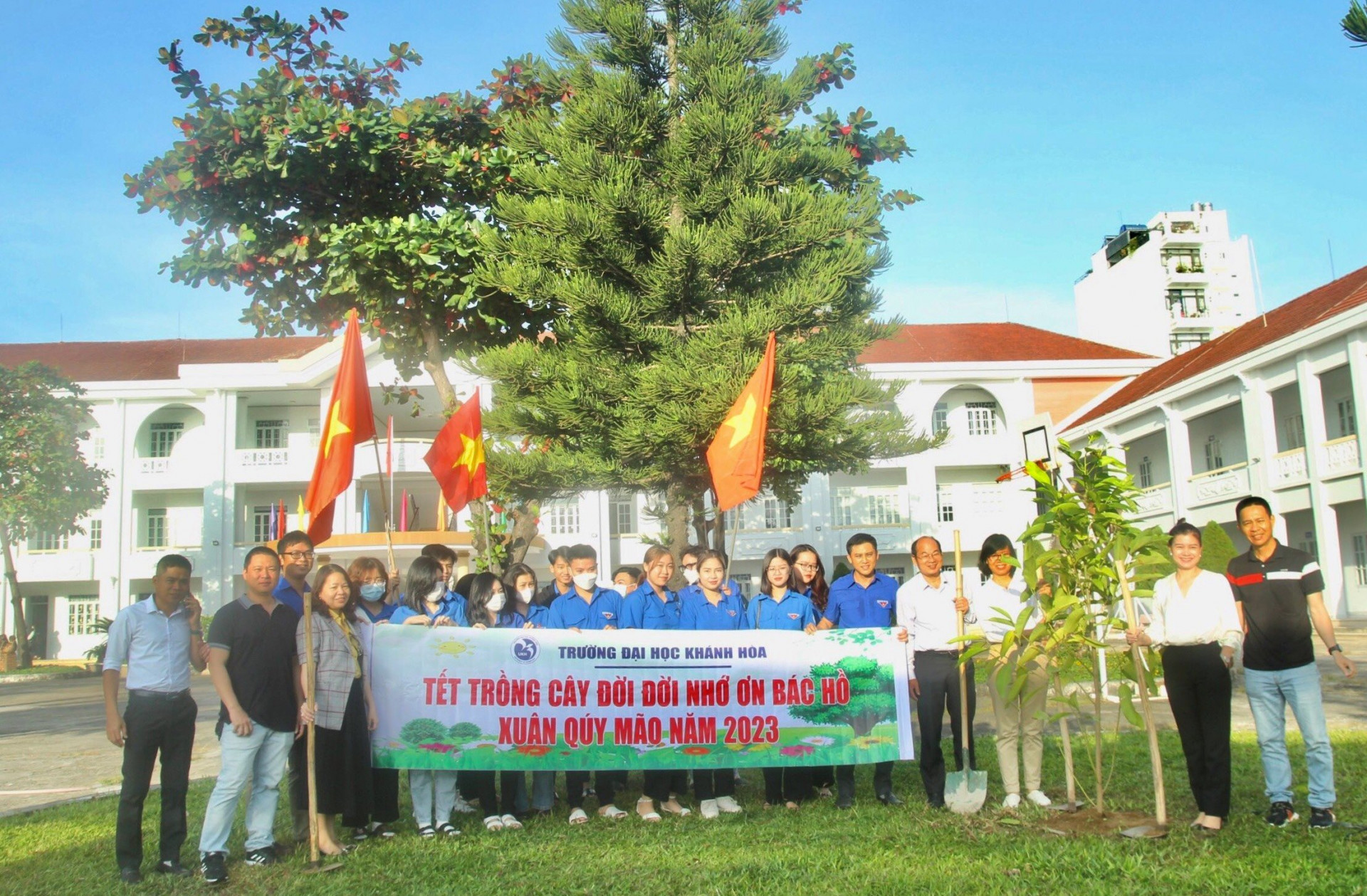 Cán bộ, giao viên và sinh viên Trường Đại học Khánh Hòa tại lễ phát động Tết trồng cây.