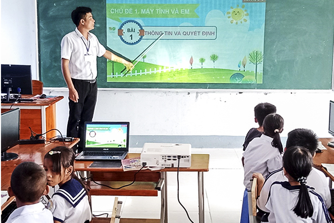 Tiết học của thầy và trò Trường Tiểu học Khánh Trung (huyện Khánh Vĩnh). 