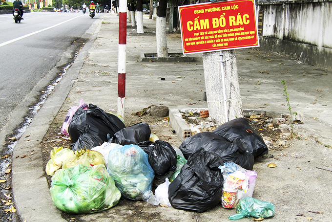 Cấm nhưng vẫn đổ rác - Báo Khánh Hòa điện tử