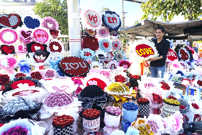 Khách hàng chọn mua hoa làm quà tặng.
